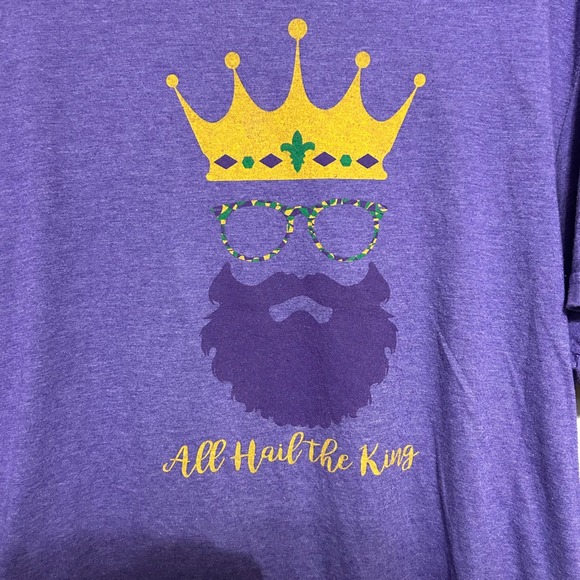 District Men's T-Shirt XL Purple Mardi Gras King Crown Beard Glasses Graphic Tee - Picture 2 of 5